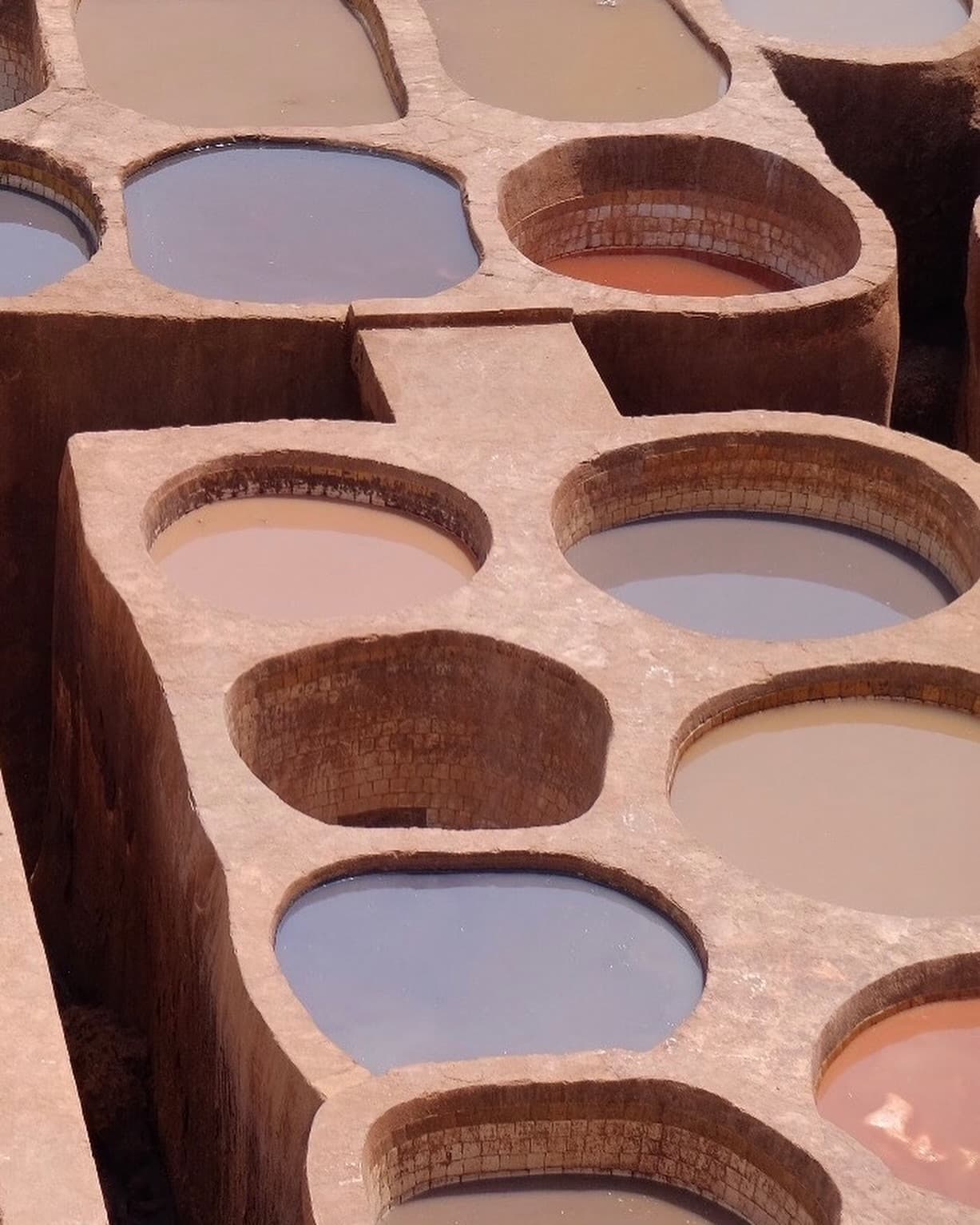 le-guide-definitif-de-lartisanat-durable-du-cuir-marocain-des-souks-ancestraux-a-votre-prochaine-collection