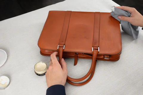 Blog leather bag care 6 a2a8eeb1 2be0 4905 bf69 2e8999a25456 480x480